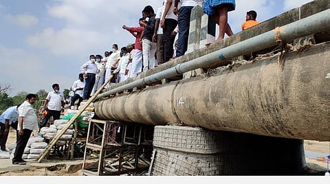 பொன்னை ஆற்றின் குறுக்கே கட்டப்பட்டுள்ள மேம்பாலம் சீரமைப்புப் பணிகளை பார்வையிட்ட திமுக பொதுச் செயலாளர் துரைமுருகன்.
