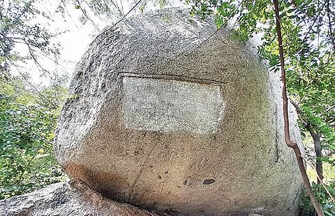 திருப்பத்தூர் மாவட்டம் குண்டு ரெட்டியூர் பகுதியில் கண்டெடுக்கப்பட்ட பள்ளிச்சந்தம் வட்டெழுத்து கல்வெட்டு.