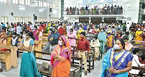 கிறிஸ்துமஸ் பண்டிகையையொட்டி, வேலூர் ஆர்.சி.சர்ச் சாலையில் உள்ள விண்ணேற்பு அன்னை பேராலயத்தில் நேற்று அதிகாலை நள்ளிரவு கூட்டு திருப்பலி நடந்தது. இதனைத் தொடர்ந்து, இயேசு பிறப்பை மறை மாவட்ட நிர்வாகி ஜான் ராபர்ட் அறிவித்தார். அடுத்த படங்கள்: வேலூர் அண்ணா சாலையில் சிஎஸ்ஐ மத்திய ஆலயத்தில் நடந்த சிறப்பு பிரார்த்தனையில் பேராயர் ஷர்மா நித்தியானந்தம் சிறப்பு பிரார்த்தனை செய்தார். கடைசிப்படம்: இதில் திரளான கிறிஸ்தவர்கள் முகக்கவசம் அணிந்து பங்கேற்றனர். படங்கள்: வி.எம்.மணிநாதன்