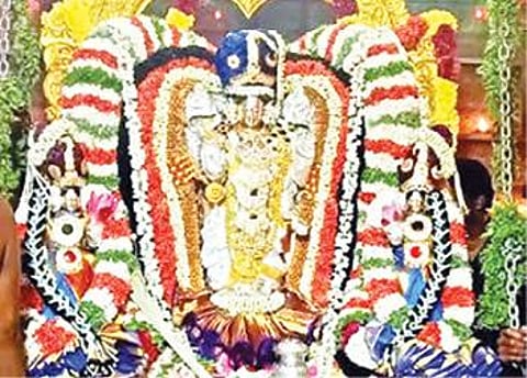 செங்கம் வேணுகோபால பார்த்தசாரதி பெருமாள் கோயில் சொர்க்கவாசல் திறக்கப்பட்டதும் சிறப்பு அலங்காரத்தில் அருள்பாலித்த சுவாமி.