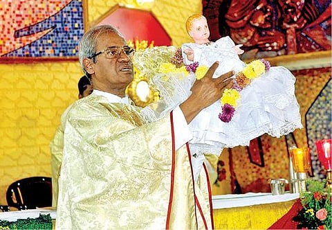 திருவண்ணாமலை உலக மாதா தேவாலயத்தில் இயேசு கிறிஸ்து பிறந்த நற்செய்தியை தெரிவிக்கும் பங்குத்தந்தை.