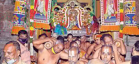 மன்னார்குடி ராஜகோபால சுவாமி கோயிலில் வைகுண்ட ஏகாதசியை முன்னிட்டு நேற்று சொர்க்க வாசல் வழியாக வந்து சேவைசாதித்த ருக்மணி, சத்யபாமா சமேத ராஜகோபால சுவாமி.