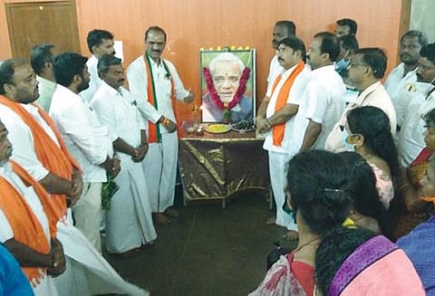 மதுரை நகர் மாவட்ட பாஜக அலுவலகத்தில் முன்னாள் பிரதமர் வாஜ்பாய் பிறந்த நாள் விழா கொண்டாடப்பட்டது.