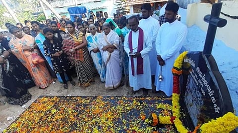 சுனாமி 16-வது ஆண்டு நினைவு தினம்: குமரி மீனவர்கள் கடலுக்குச் செல்லவில்லை; சோகத்தில் மூழ்கிய மீனவ கிராமங்களில் மக்கள் அஞ்சலி