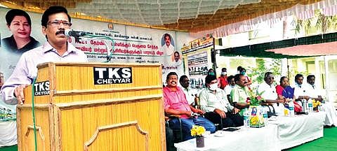 செய்யாறில் 'நீட்' தேர்வில் தேர்ச்சி பெற்ற மாணவர்களுக்கு நடைபெற்ற பாராட்டு விழாவில் பேசும் பள்ளி கல்வி இயக்குநர் ச.கண்ணப்பன்.