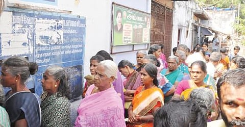 பொங்கல் பரிசுத் தொகுப்பு டோக்கன் பெறுவதற்காக திருநெல்வேலி வண்ணார் பேட்டையில் உள்ள ரேஷன் கடையில் முகக்கவசம் அணியாமலும், சமூக இடை வெளியை கடைபிடிக்காமலும் குவிந்த பெண்கள். படம்: மு.லெட்சுமி அருண்