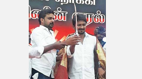 வடலூரில் வாரிசுக்கு வாள் கொடுத்த வாரிசு