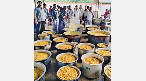 சுற்று வட்டார கிராம மக்களுக்காக கவரப்பட்டில் தயாரான உணவு