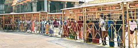 திருவண்ணாமலை அண்ணாமலையார் கோயிலில் நேற்று சமூக இடைவெளியின்றி வரிசையில் காத்திருந்த பக்தர்கள்.