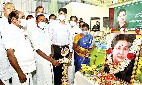 கலசப்பாக்கம் அடுத்த மட்டவெட்டு கிராமத்தில் அம்மா மினி கிளினிக்கை திறந்து வைத்த அமைச்சர் சேவூர்.எஸ்.ராமச்சந்திரன். அருகில், ஆட்சியர் சந்தீப் நந்தூரி, எம்எல்ஏ பன்னீர்செல்வம், செய்யாறு எம்எல்ஏ தூசி கே.மோகன் உள்ளிட்டோர்.