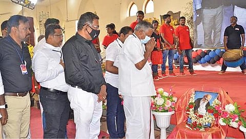 பாளையங்கோட்டை நூற்றாண்டு மண்டபத்தில் நடைபெற்ற பெரியார் சமூக நீதி நூற்றாண்டு மாநாட்டில் தமிழக சட்டப்பேரவை முன்னாள் சபாநாயகர் ஆவுடையப்பன் பெரியார் படத்துக்கு மரியாதை செய்தார். படம்: மு.லெட்சுமி அருண்