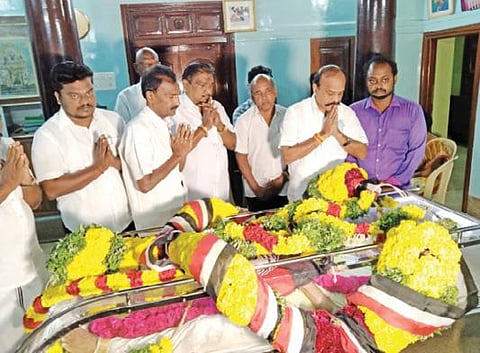 மறைந்த முன்னாள் மத்திய அமைச்சர் கடம்பூர் ஜனார்த்தனன் உடலுக்கு அமைச்சர் கடம்பூர் ராஜு அஞ்சலி செலுத்தினார்.