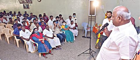 சேலத்தில் நடந்த இந்து முன்னணி பொதுக்குழு கூட்டத்தில், மாநிலத் தலைவர் காடேஸ்வரா சுப்பிரமணியம் பேசினார். படம்: எஸ்.குரு பிரசாத்