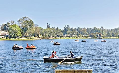 ஏற்காடு ஏரியில் படகு சவாரி செய்து மகிழ்ந்த சுற்றுலா பயணிகள்.