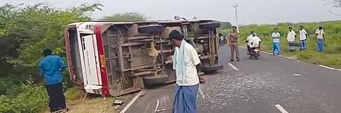 திருச்சுழி அருகே பனையூரில் கவிழ்ந்த தனியார் பேருந்து.