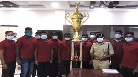 மாவட்ட அளவிலான கபடிப் போட்டியில் முதல் பரிசு பெற்ற காவலர் அணியினருக்கு எஸ்.பி. விஜயகுமார் பாராட்டு தெரிவித்தார்.