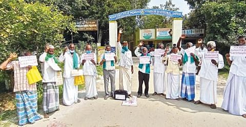 செய்யாறு கோட்டாட்சியர் அலுவலகம் முன்பு உழவர் பேரவை சார்பில் நேற்று ஆர்ப்பாட்டம் நடைபெற்றது.