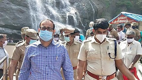 குற்றாலத்தில் கரோனா தடுப்பு நடவடிக்கைகள் குறித்து ஆட்சியர் சமீரன் ஆய்வு செய்தார். உடன் எஸ்பி சுகுணாசிங்.