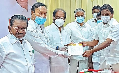 திமுக தேர்தல் அறிக்கை குழுவிடம் மனு அளித்த திருநெல்வேலி, தென்காசி மாவட்ட திமுக நிர்வாகிகள்.