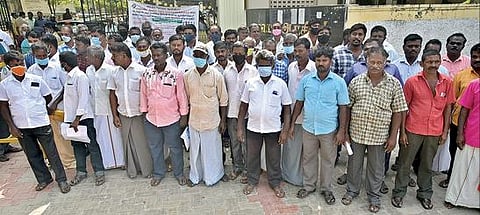 பணி நிரந்தரம் செய்யக் கோரிய தமிழ்நாடு குடிநீர் வடிகால் வாரிய ஒப்பந்த பணியாளர்கள். படங்கள்: மு.லெட்சுமி அருண்