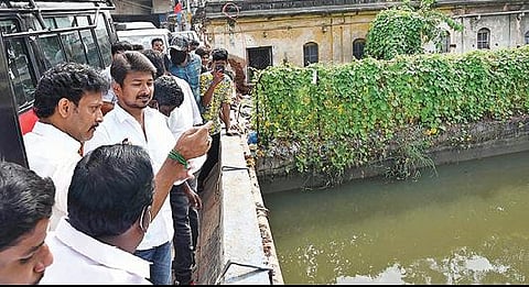திருச்சி பாலக்கரையில் உய்யக்கொண்டான் கால்வாயை நேற்று பார்வையிட்ட திமுக இளைஞரணி செயலாளர் உதயநிதி ஸ்டாலின். உடன் திருச்சி தெற்கு மாவட்ட திமுக பொறுப்பாளர் அன்பில் மகேஷ் பொய்யாமொழி.படம்: ஜி.ஞானவேல்முருகன்