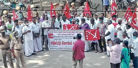 எட்டு வழிச் சாலைத் திட்டத்தை மத்திய, மாநில அரசுகள் கைவிட வலியுறுத்தி காஞ்சிபுரம் காவலான் கேட் பகுதியில் ஆர்ப்பாட்டத்தில் ஈடுபட்ட எட்டு வழிச் சாலை எதிர்ப்பு கூட்டமைப்பினர் மற்றும் இத்திட்டத்தால் நிலம் இழக்கும் விவசாயிகள்.