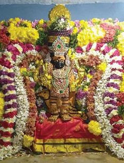 உக்கம் பெரும்பாக்கத்தில் உள்ள நட்சத்திர விநாயகர் கோயிலில்சனிப் பெயர்ச்சியையொட்டி சிறப்பு அலங்காரத்தில் பக்தர்களுக்கு அருள்பாலித்த சனி பகவான்.