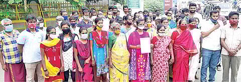 குடியிருப்புகளுக்கு இடையே டாஸ்மாக் மதுக்கடை அமைக்க அனுமதி அளிக்கக்கூடாது என வலியுறுத்தி, திருப்பூர் மாவட்ட ஆட்சியர் அலுவலகத்துக்கு நேற்று மனு அளிக்க வந்த பல்லடம் 63-வேலம்பாளையம் பகுதி பொதுமக்கள்.