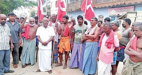 திருப்பூர் அரிசிக்கடை வீதியில் மார்க்சிஸ்ட் கம்யூனிஸ்ட் கட்சி சார்பில் நடைபெற்ற ஆர்ப்பாட்டத்தில் பங்கேற்றோர்.