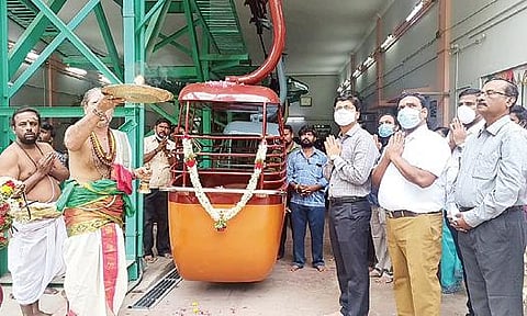 பழநி மலைக்கோயிலில் 9 மாதங்களுக்குப் பின் இயக்கப்படும் ரோப்கார் சேவையின் தொடக்கமாக நடைபெற்ற சிறப்பு பூஜை, தீபாராதனை.