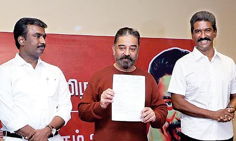 தமிழகத்தில் நடைமுறையில் உள்ள லஞ்சப் பட்டியலை நேற்று வெளியிடுகிறார் மக்கள் நீதி மய்யம் கட்சித் தலைவர் கமல்ஹாசன்.படம்: ஜி.ஞானவேல்முருகன்