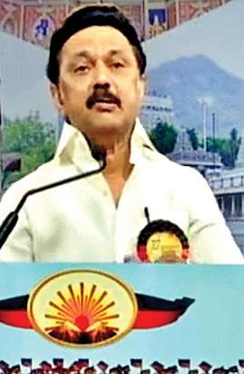 தி.மலை மாவட்டத்தில் நேற்று நடைபெற்ற திமுக தேர்தல் சிறப்பு பொதுக்கூட்டத்தில் பங்கேற்ற முன்னாள் அமைச்சர் எ.வ.வேலு, எம்எல்ஏ பிச்சாண்டி உள்ளிட்டோர். அடுத்த படம்: காணொலி காட்சி மூலமாக சிறப்புரையாற்றிய திமுக தலைவர் மு.க.ஸ்டாலின்.