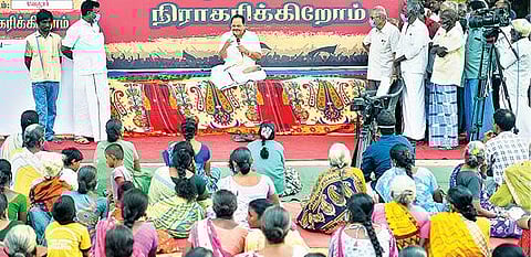 வேலூர் மாவட்டம் காட்பாடி அடுத்த விண்ணம்பள்ளி கிராமத்தில் நடந்த மக்கள் கிராம சபை கூட்டத்தில் பேசும் திமுக பொதுச்செயலாளர் துரைமுருகன். படம்:வி.எம்.மணிநாதன்.