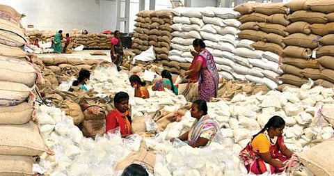 வேலூர் அடுத்த தொரப்பாடியில் உள்ள தமிழ்நாடு நுகர்பொருள் வாணிப கிடங்கில் பொங்கல் பரிசு தொகுப்பு மற்றும் பச்சரிசி பேக்கிங் செய்யும் பணிகள் விறுவிறுப்பாக நடைபெறுகிறது. படம்:வி.எம்.மணிநாதன்.