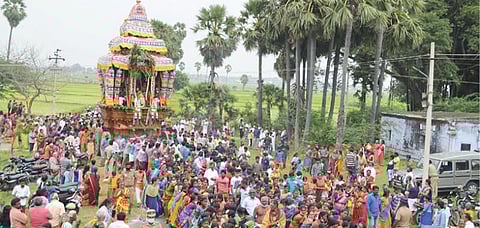 திருநெல்வேலி அருகே ராஜவல்லிபுரம் செப்பறை அழகிய கூத்தர் கோயிலில் மார்கழி திருவாதிரை திருவிழாவை முன்னிட்டு நேற்று தேரோட்டம் நடைபெற்றது. படம்: மு.லெட்சுமி அருண்