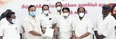 திமுக சார்பில் விருதுநகரில் நடைபெற்ற கருத்துக் கேட்புக் குழுவினரிடம் அறிக்கை சமர்ப்பிக்கும் திமுக மாவட்டச் செயலர்கள் சாத்தூர் ராமச்சந்திரன், தங்கம்தென்னரசு உள்ளிட்டோர்.