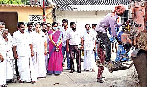 கச்சபேஸ்வரர் நகரில் ஆழ்துளை கிணறு அமைக்கும் பணியை தொடங்கி வைக்கிறார் காஞ்சிபுரம் எம்எல்ஏ சி.வி.எம்.பி.எழிலரசன்.