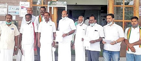 திருப்பூர் மாவட்ட ஆட்சியர் அலுவலகத்துக்கு நேற்று மனு அளிக்க வந்த திமுக உள்ளிட்ட அரசியல் கட்சிகளின் நிர்வாகிகள்.