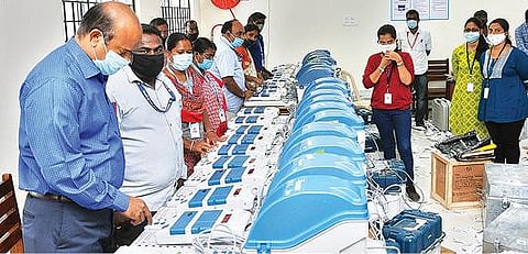 வேலூர் மாவட்ட ஆட்சியர் அலுவலக வளாகத்தில் வாக்குப்பதிவு இயந்திரங்கள் சரிபார்ப்பு பணியை பார்வையிட்டு ஆய்வு செய்த ஆட்சியர் சண்முகசுந்தரம். படம்:வி.எம்.மணிநாதன்.