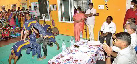 திருவண்ணாமலை அடுத்த பெரும்பாக்கத்தில் சிறுமிகளுக்கான அலைகள் குழந்தைகள் இல்ல திறப்பு விழாவில் மாணவிகளின் யோகாசனத்தை பார்வையிட்ட மாவட்ட ஆட்சியர் சந்தீப் நந்தூரி.