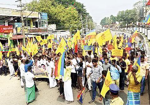 வன்னியர்களுக்கு 20 சதவீத தனி இட ஒதுக்கீடு வழங்க கோரி, வேலூர் அண்ணா கலையரங்கம் அருகே இருந்து பேரணியாக சென்ற பாமகவினர். அடுத்த படம்: திருப்பத்தூர் மாவட்டத்தில் பிடிஓ அலுவலகத்தை முற்றுகையிட்ட பாமகவினர். கடைசிப் படம்: திருவண்ணாமலை மாவட்டம் போளூரில் ஆர்ப்பாட்டத்தில் ஈடுபட்ட பாமகவினர்.படம்:வி.எம்.மணிநாதன்.