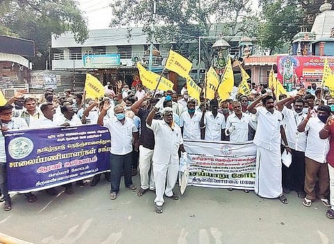 வேலூர் மாவட்ட ஆட்சியர் அலுவலகம் எதிரே பல்வேறு கோரிக்கைகளை வலியுறுத்தி ஆர்ப்பாட்டத்தில் ஈடுபட்ட தமிழ்நாடு நெடுஞ்சாலைத்துறை சாலை பணியாளர் சங்கத்தினர். படம்:வி.எம்.மணிநாதன்.