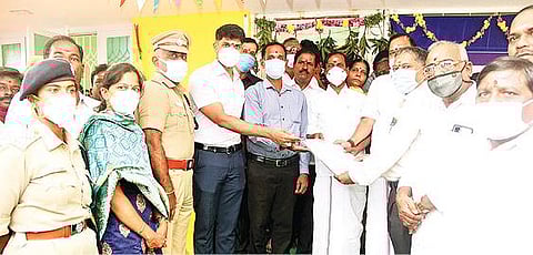 தி.மலையில் இந்து சமய அறநிலையத் துறை இணை ஆணையர் அலுவலகத்தை திறந்து வைத்து பணி ஆணையை வழங்கிய அமைச்சர் சேவூர் எஸ்.ராமச்சந்திரன்.