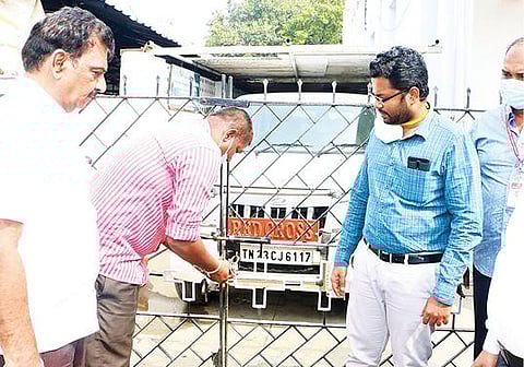 வேலூர் பழைய பேருந்து நிலையம் அருகே உள்ள இந்திய செஞ்சிலுவை சங்க மாவட்ட கிளை அலுவலகத்துக்கு வைக்கப்பட்டிருந்த ‘சீல்' கோட்டாட்சியர் கணேஷ் முன்னிலையில் நேற்று அகற்றப்பட்டது.