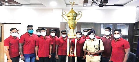 கபடி போட்டியில் முதல் பரிசு பெற்ற திருப்பத்தூர் காவலர் அணியினருக்கு வெகுமதி வழங்கி பாராட்டு தெரிவித்த எஸ்பி டாக்டர் விஜயகுமார்.