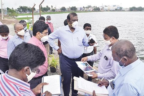 திருநெல்வேலி டவுன் நயினார்குளம் கரையை மேம்படுத்துவது குறித்து நகராட்சி நிர்வாக ஆணையர் க.பாஸ்கரன் நேற்று ஆய்வு மேற்கொண்டார். உடன், மாவட்ட ஆட்சியர் பா.விஷ்ணு, மாநகராட்சி ஆணையர் ஜி.கண்ணன். படம்: மு.லெட்சுமி அருண்.