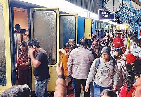 மலை ரயிலில் பயணிக்க உதகை ரயில் நிலையத்தில் திரண்ட பயணிகள் கூட்டம். படம்:ஆர்.டி.சிவசங்கர்.