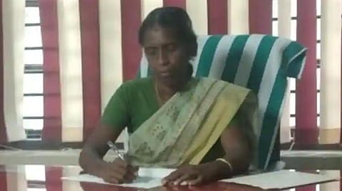 பத்தனாபுரம் பஞ்சாயத்து தலைவராக பதவி ஏற்றுள்ள ஆனந்தவள்ளி : படம் உதவி |ட்விட்டர்