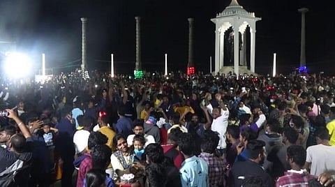 புத்தாண்டை கொண்டாட நள்ளிரவில் கடற்கரை சாலையில் குவிந்த மக்கள்.