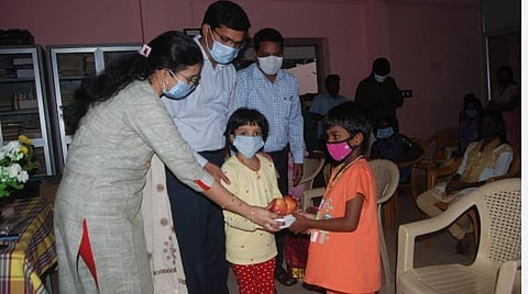 தஞ்சாவூரில் ஆதரவற்ற இல்லக் குழந்தைக்கு இனிப்புகள் வழங்கிப் புத்தாண்டைக் கொண்டிய மாவட்ட ஆட்சியர் ம.கோவிந்தராவ் குடும்பத்தினர்.